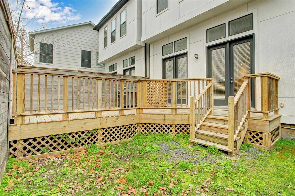 This home has a small Backyard (12' x 12') and an outdoor patio with a grill and deck flooring.  5506 Darling St. awaits your visit!