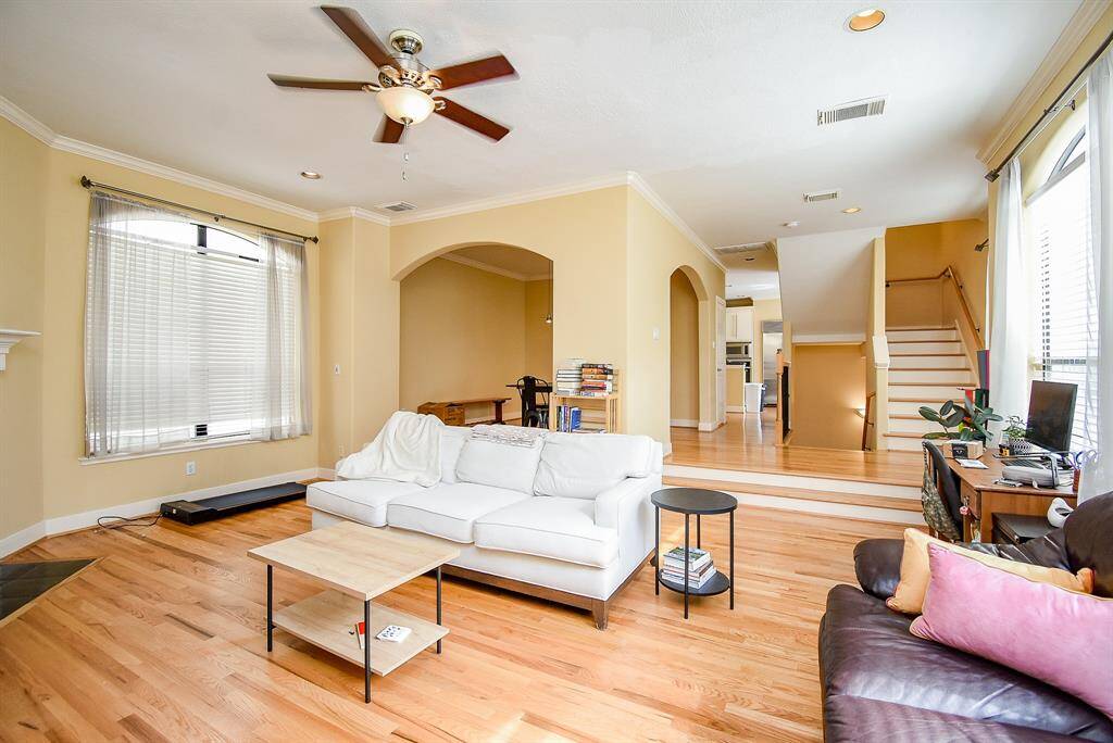 Honey toned hardwoods and neutral walls make this an inviting space to live and relax!