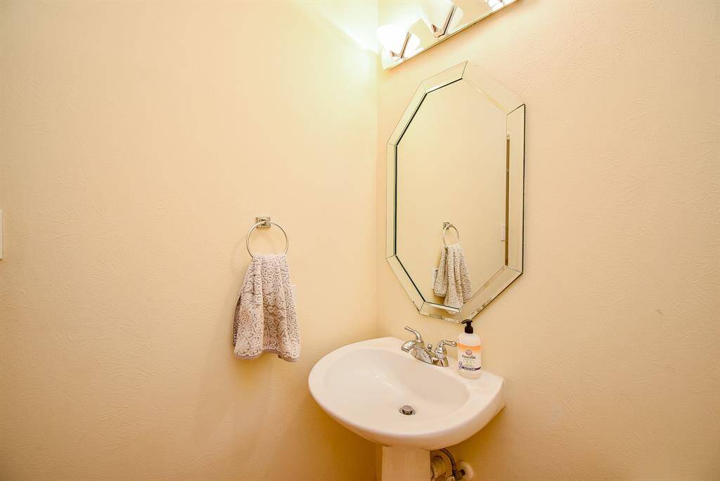 1/2 bathroom on second level is useful for guests!