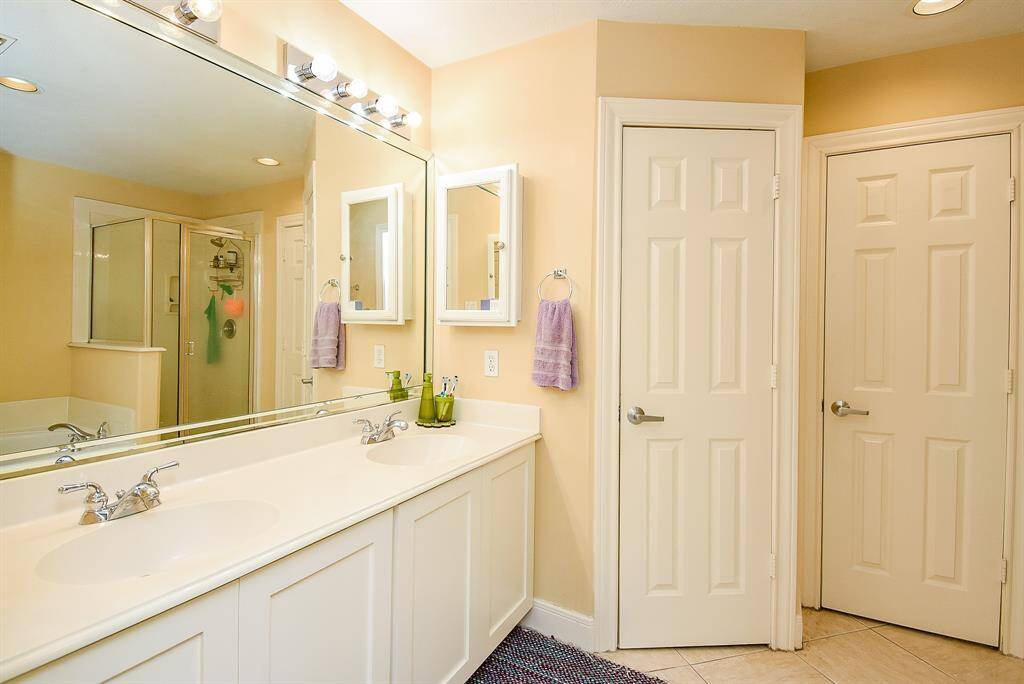 Full size bathroom with dual sinks and tons of closet space.