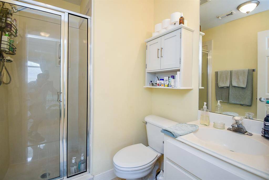 Full size bathroom in bedroom three.