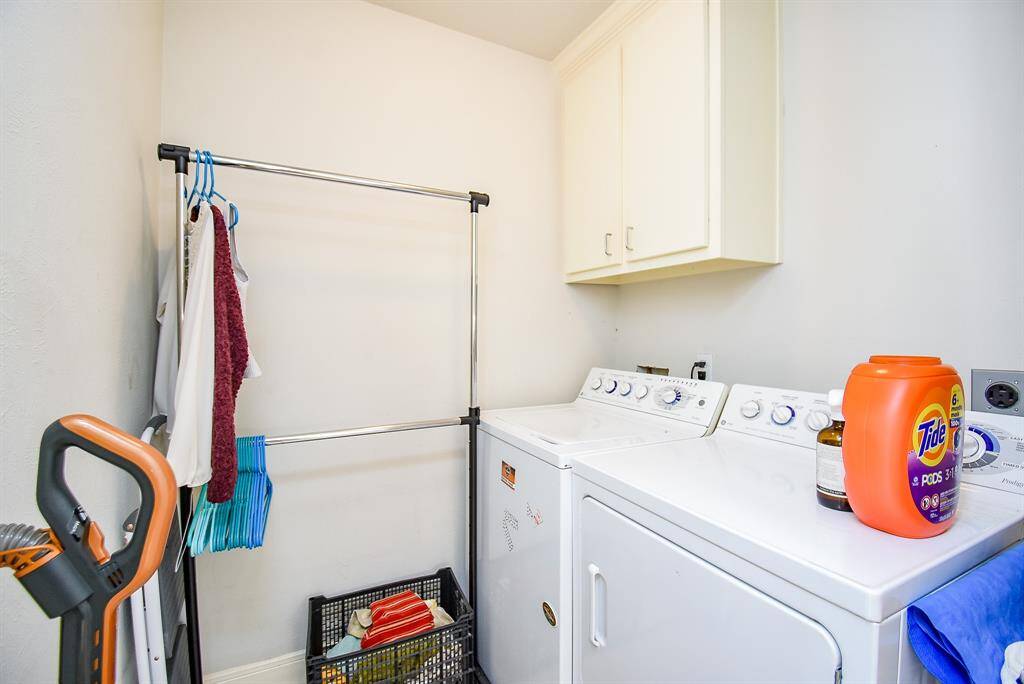 Full size washer and dryer convey.