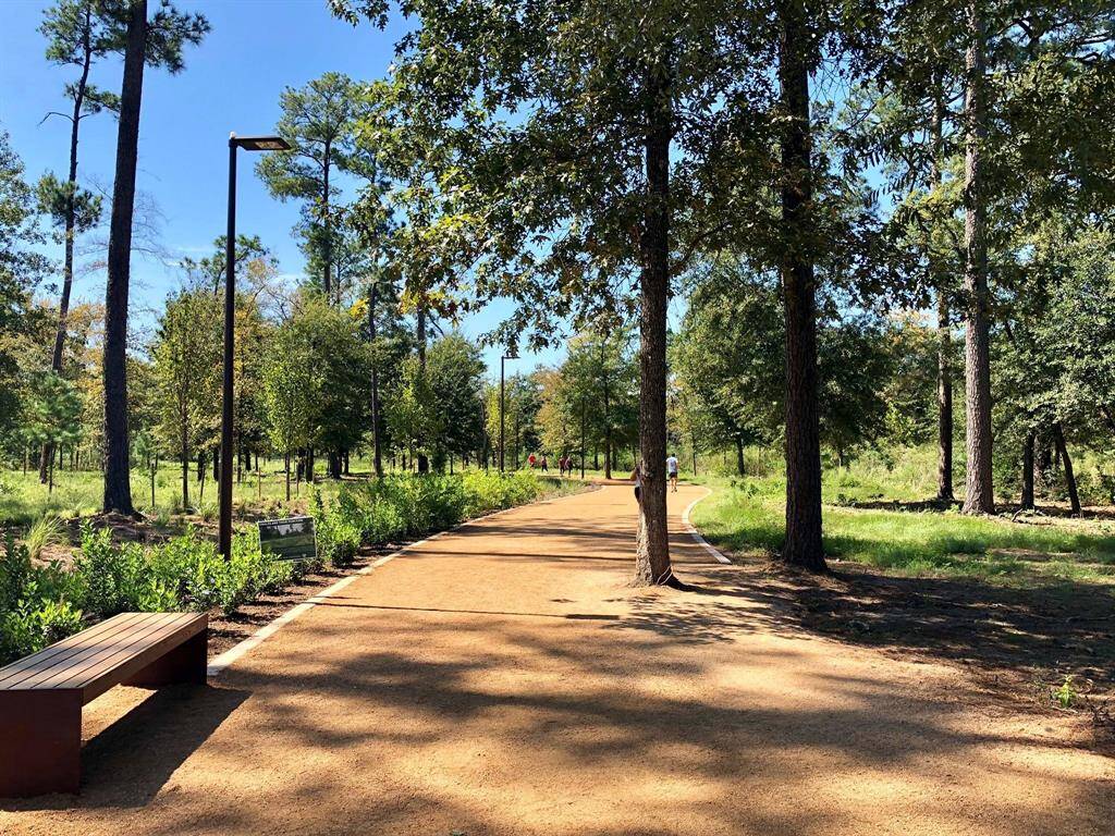5517 Venice is minutes from the memorial park trail!