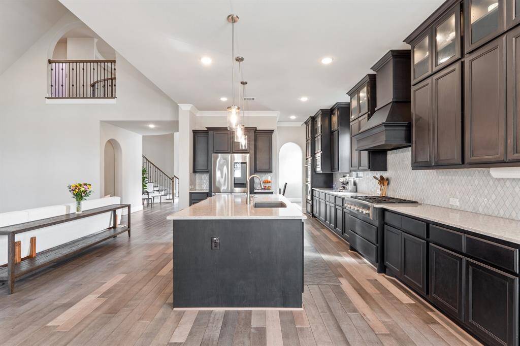 Another view of the kitchen, highlighting the expansive island and extended quartz countertops. This space effortlessly combines beauty and functionality, ideal for cooking and socializing.
