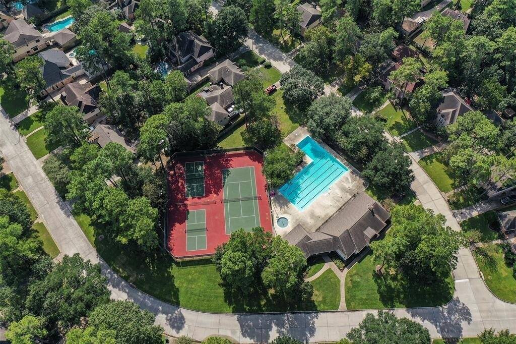 While the neighborhood feels peaceful and tucked away, you’re never far from everyday conveniences. Top-rated schools, shopping, and dining options are just minutes away — making it easy to enjoy both relaxation and accessibility.