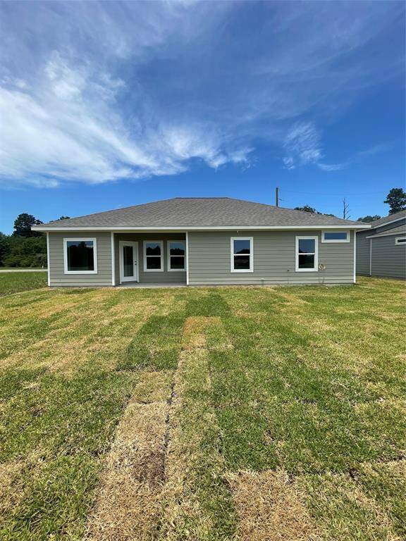 Nice sized backyard awaiting for you to enjoy!