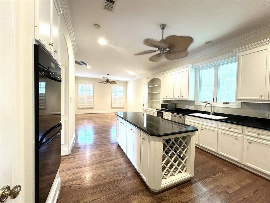 kitchen island/breakfast/family room