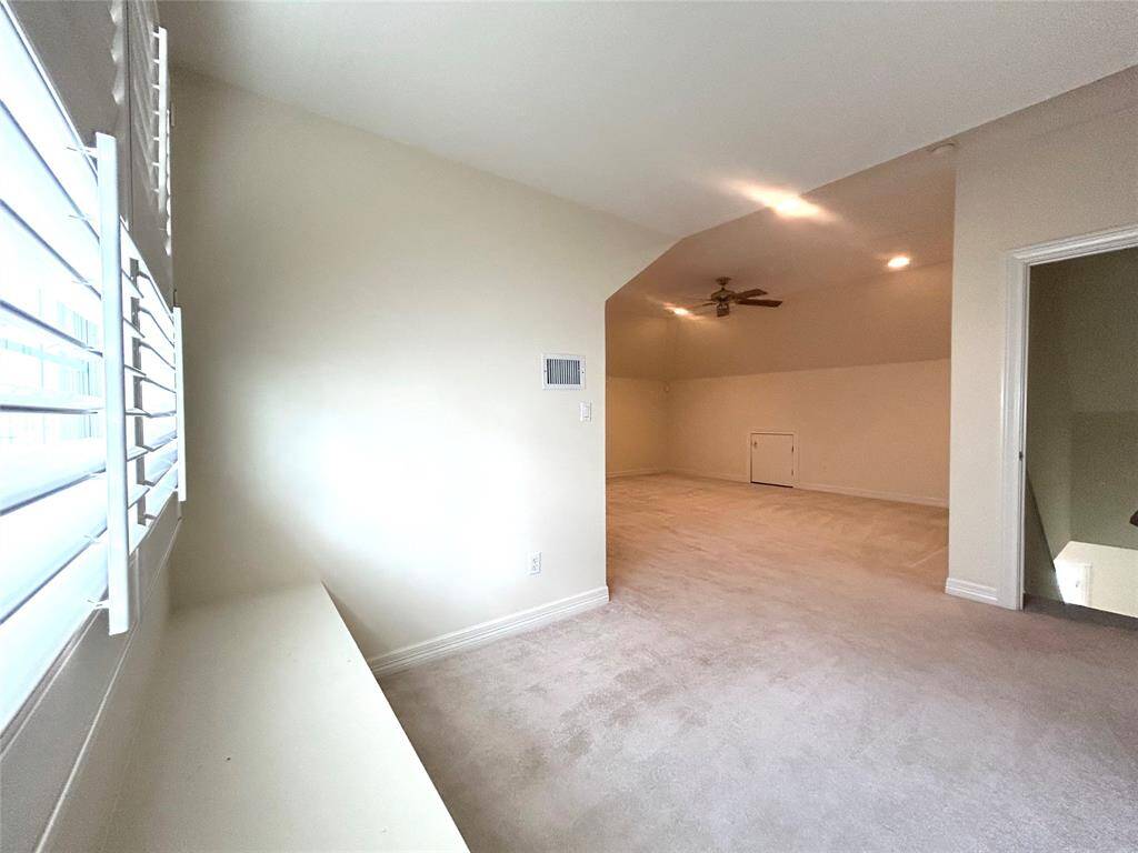 3rd floor extra room with sitting area