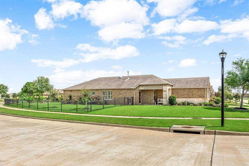 This photo shows a spaciousness of the corner lot.