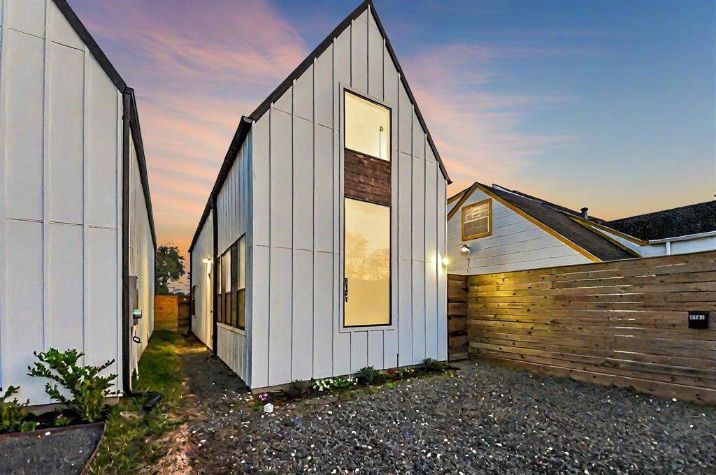 Incredible recent construction in prime location with easy accessto major freeways and minutes from Hermann Park, University of Houston, The Med Center, and many new developments- including a new HEB!