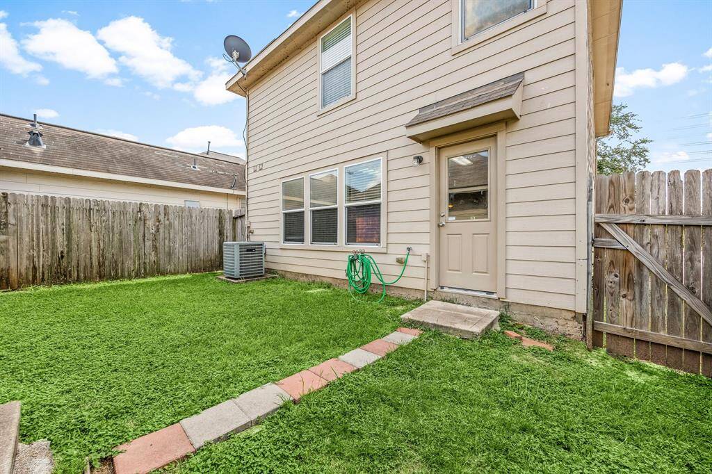 Low-maintenance yard with fully fence