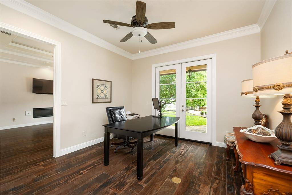An added bonus to the already expansive suite, this versatile adjoining room is ideal as a private home office, personal dressing space, or stylish lounge—offering flexibility to match your lifestyle.