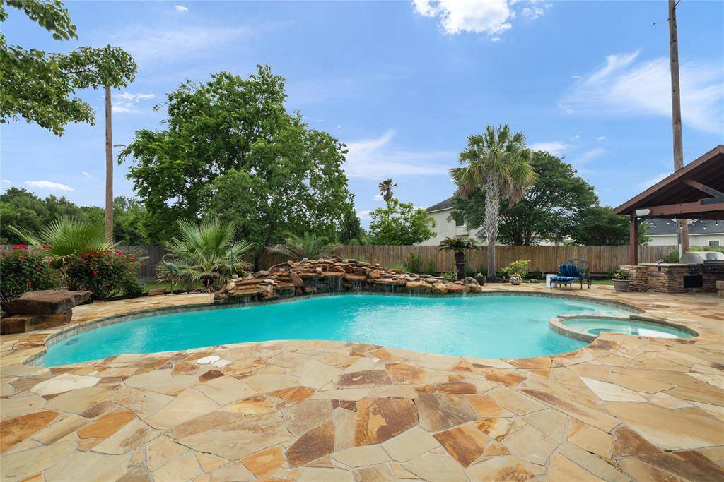 On warm Houston afternoons, there’s nothing more refreshing than a dip in your own pool. Surrounded by lush landscaping and elegant hardscaping, this outdoor space is your daily invitation to unwind, recharge, and enjoy the best of summer living.