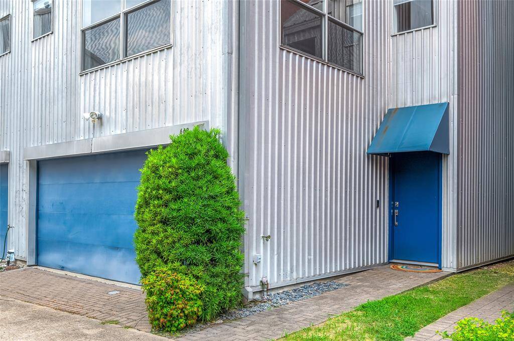 Side view of the entrance and garage.