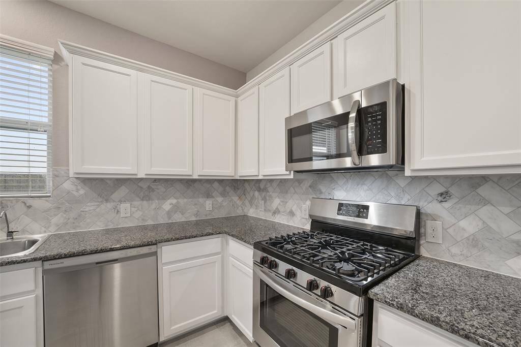 This view shows more detail of the backsplash.