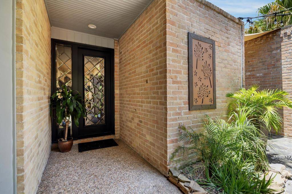 Gorgeous leaded glass front door opens to the home offering clean lines, spectacular views and an open floor plan ideal for entertaining and everyday living.