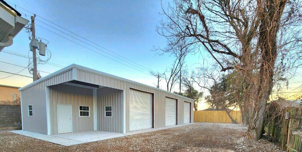 Enormous (30’Dx70’Lx 14’H) WAREHOUSE with 3 Rollup Doors, Fully Insulated and Newly Constructed! For Businesses seeking warehouse and house/office space combined.Perfect for automotive shops, personal gym/fitness center, mixed martial arts training center,welders,metal fabricators,steel shops, mechanic,autobody,tire shops, grow house, work shop, possibilities are endless, limitless option use! NO RESTRICTIONS!