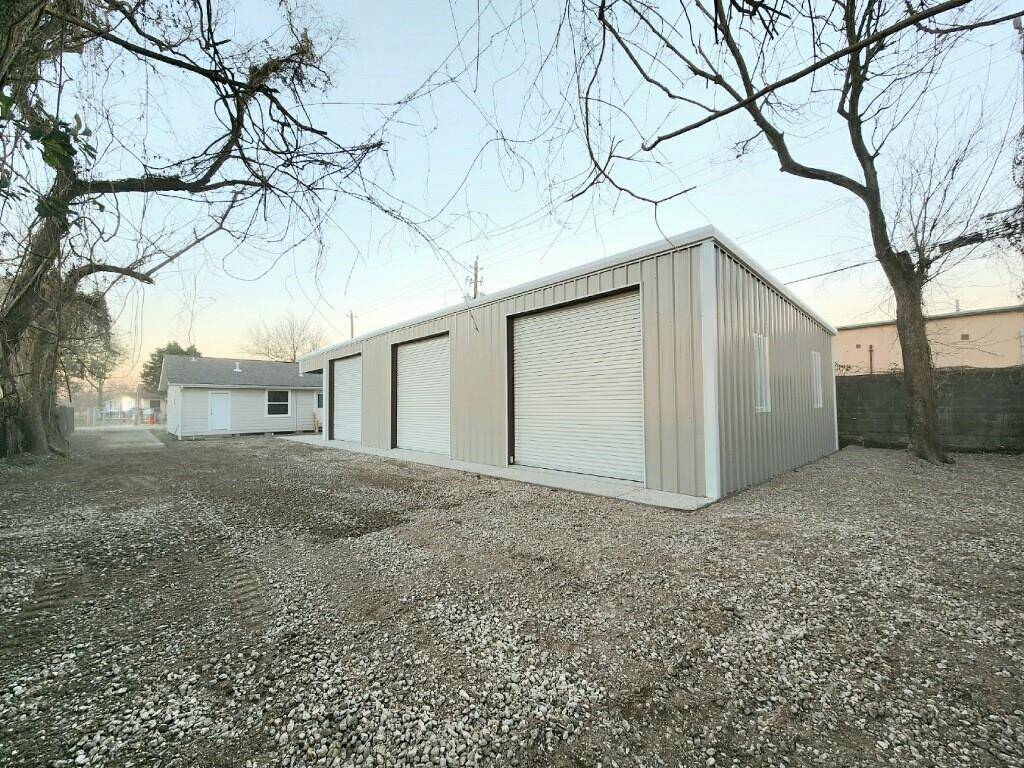 Enormous (30’Dx70’Lx 14’H) WAREHOUSE with 3 Rollup Doors, Fully Insulated and Newly Constructed! For Businesses seeking warehouse and house/office space combined.Perfect for automotive shops, personal gym/fitness center, mixed martial arts training center,welders,metal fabricators,steel shops, mechanic,autobody,tire shops, grow house, work shop, possibilities are endless, limitless option use! NO RESTRICTIONS!