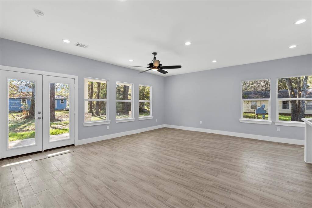 Very spacious living room
