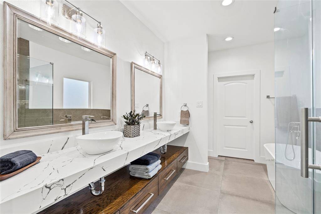 Look at that claw tub and separate shower
