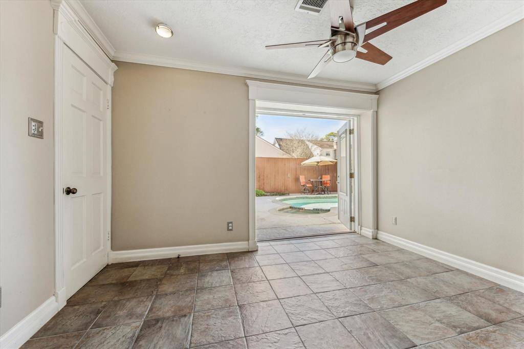 Cozy breakfast nook with access to the pool.