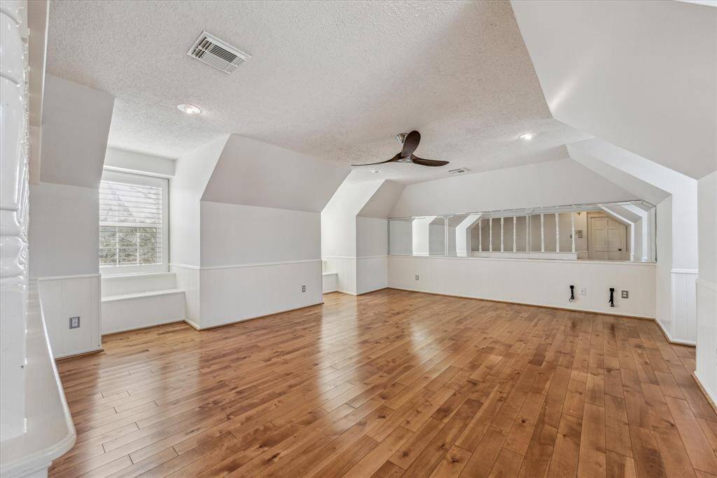 Enormous game room for endless fun!