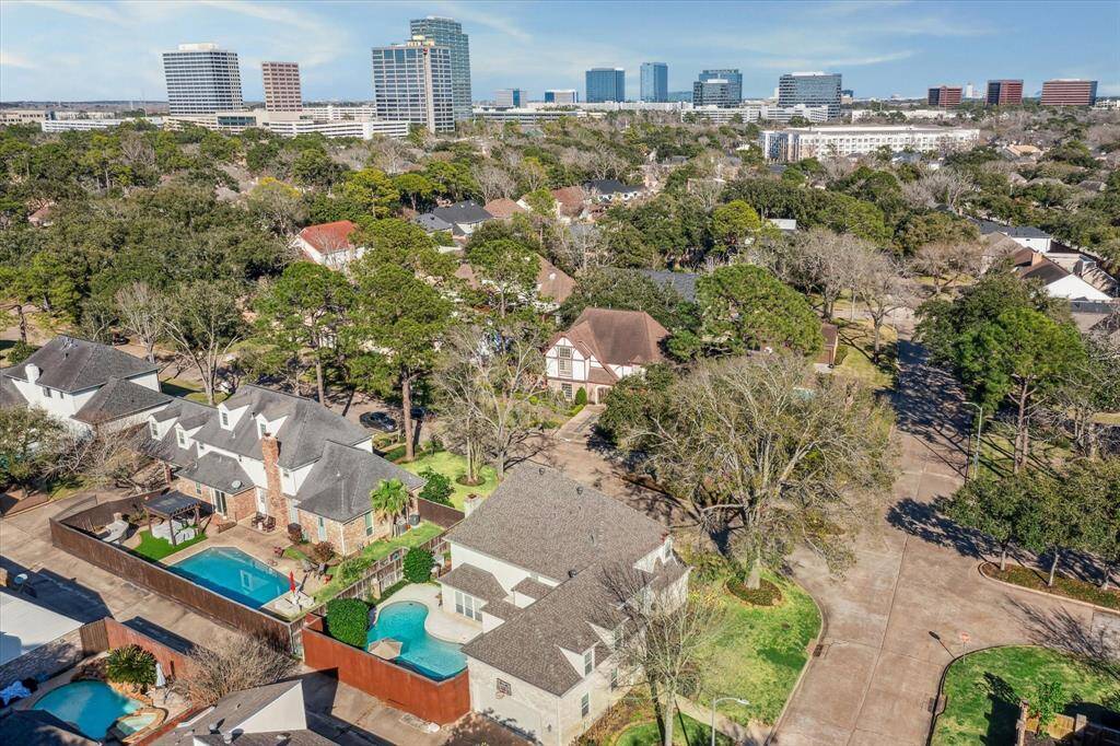 Energy corridor and walking distance to the elementary, restaurants, and so much more!