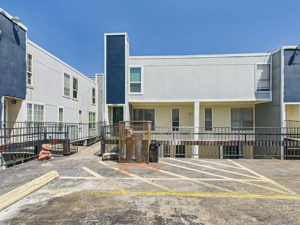 Rear entrance, via kitchen, to the parking