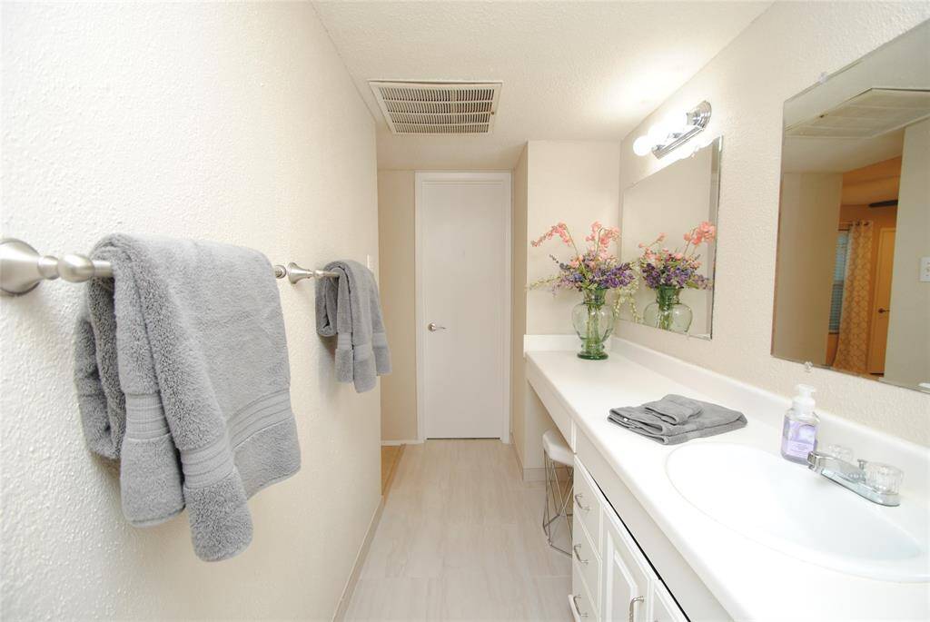 Primary bathroom w long seated vanity.