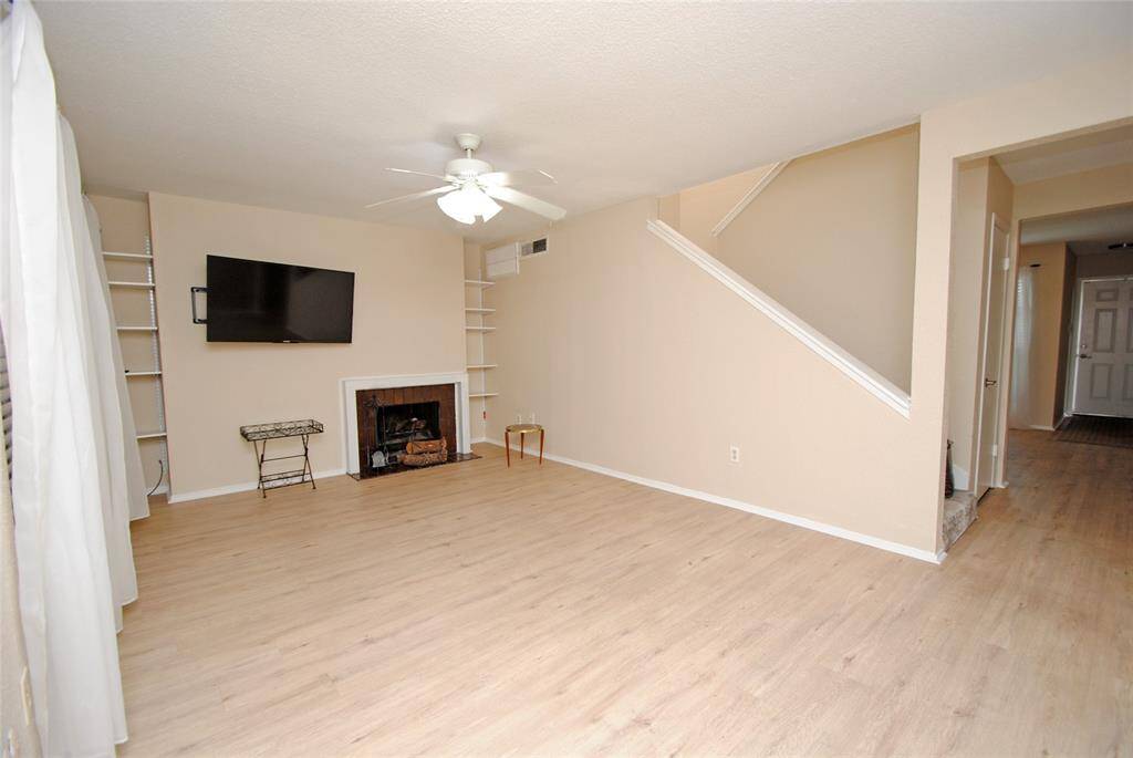 Large Living room 19x12.