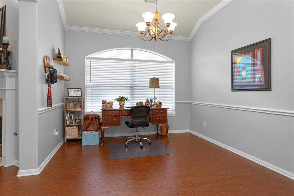 Family room with high ceilings, GAS fireplace.
