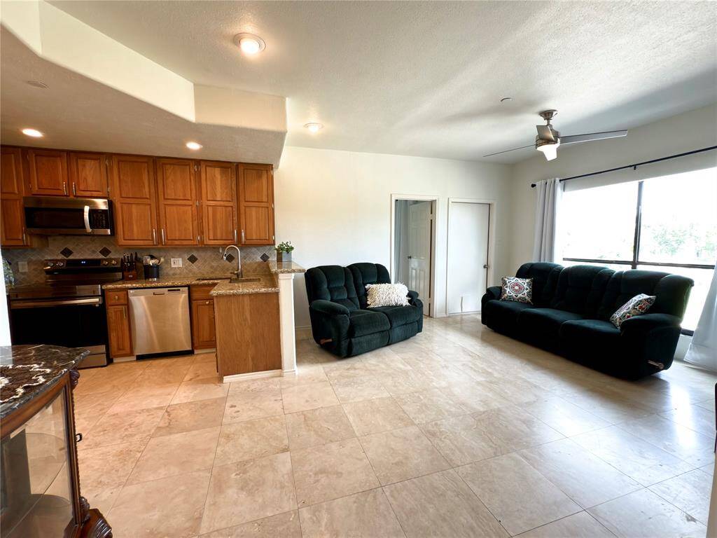 NATURAL LIGHT THRU OUT HOME