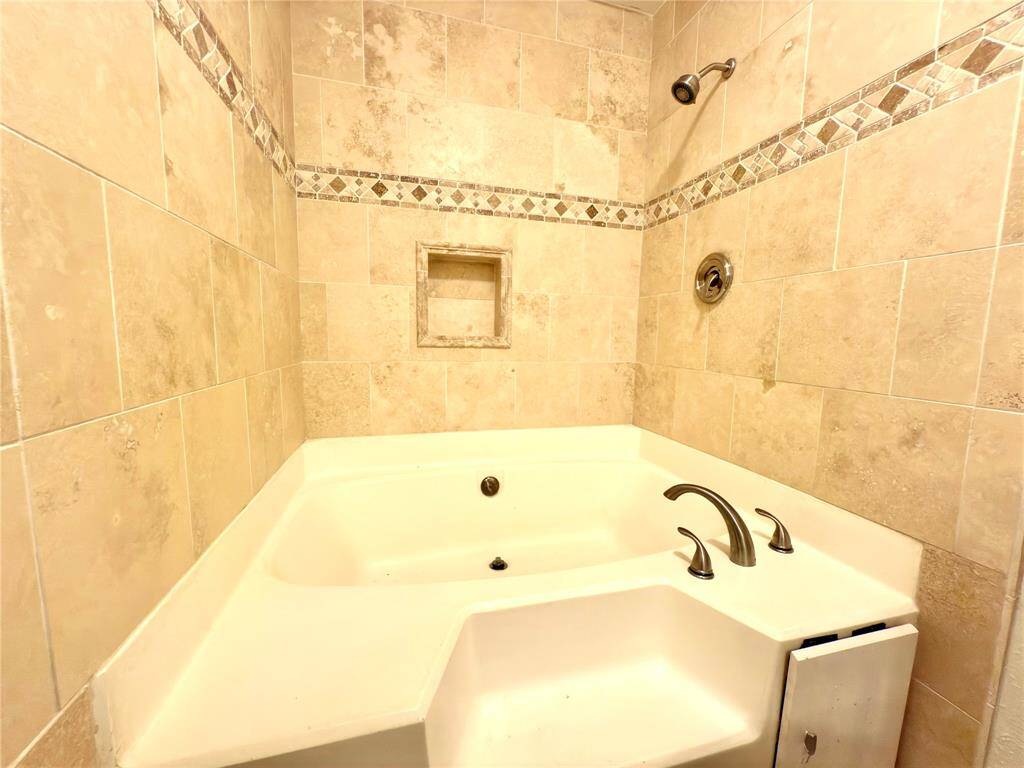 GUEST BATHROOM SOAKING TUB