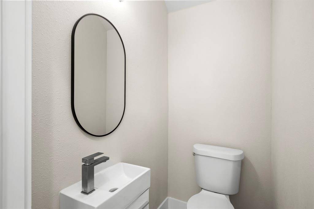 Half bathroom. 1st floor.