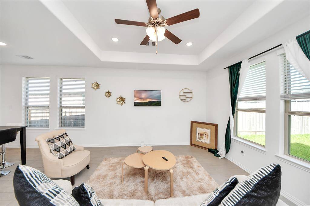 Family room with lots of windows and bolted ceilings.