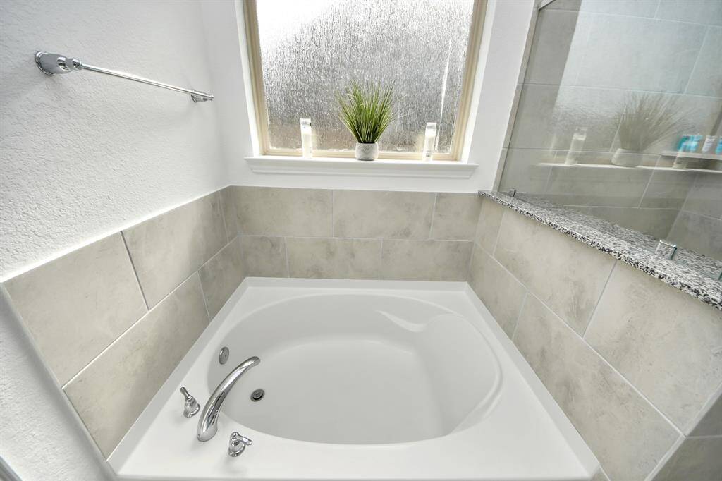 Primary suite's tub.