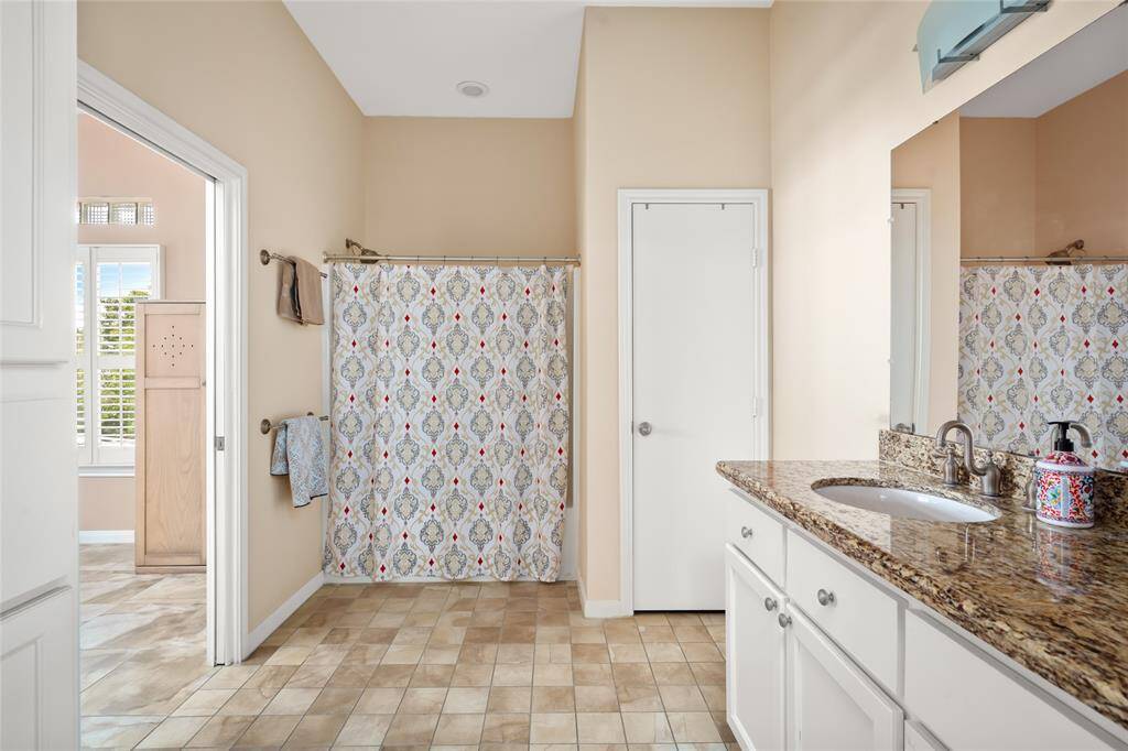 Main House - Guest Bathroom