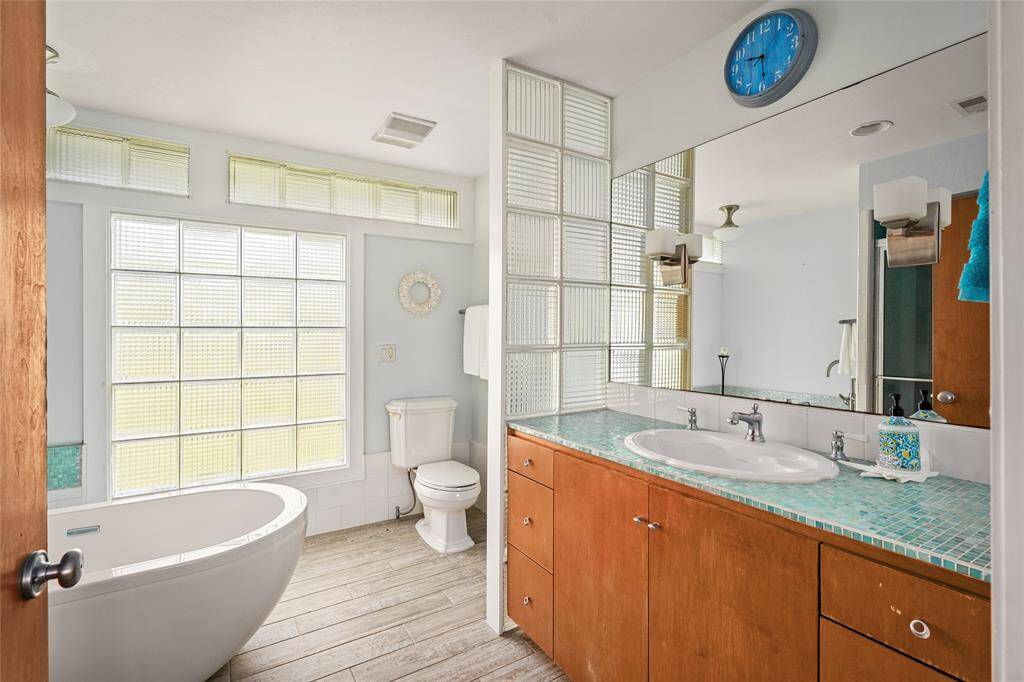 Main House - Primary Bathroom