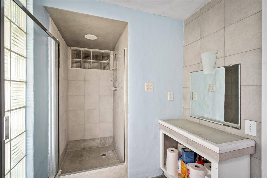 Guest House - Shower