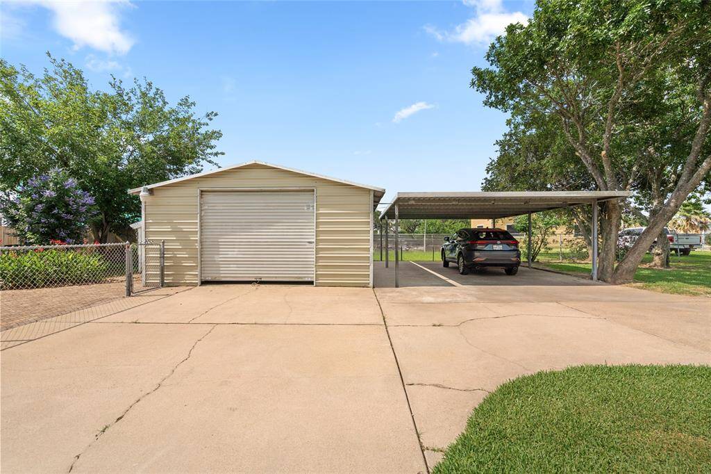 Outbuilding & Carport
