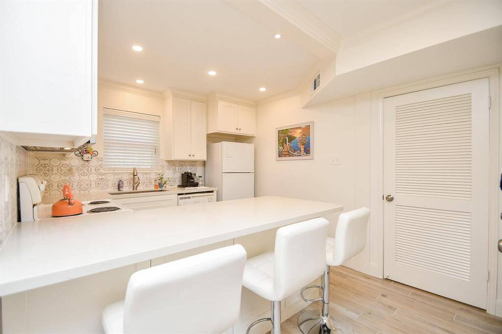 Picture of breakfast area with furniture