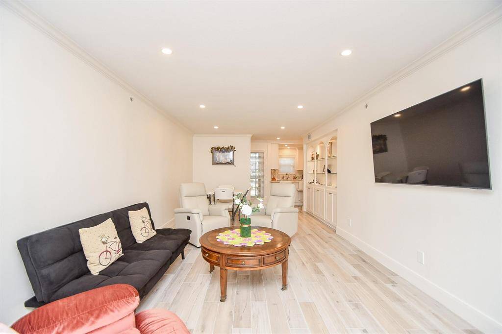 Previous picture of the living room with furniture