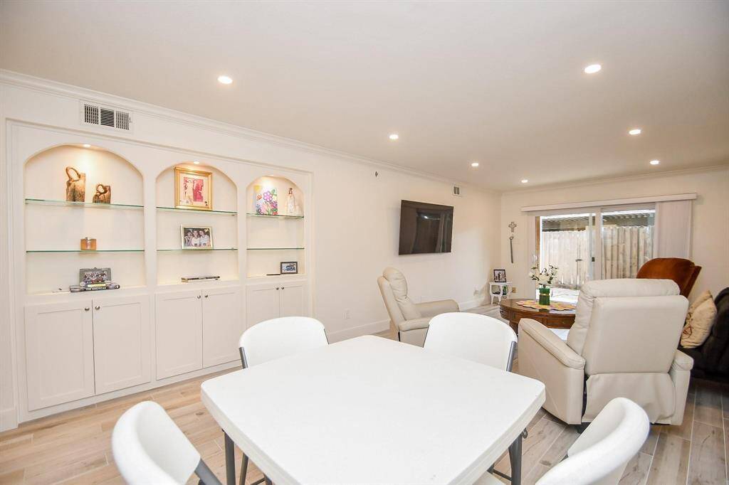 Previous picture with furniture