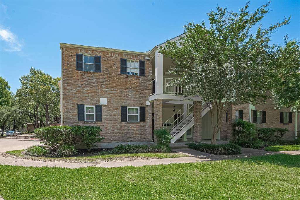 Downstairs corner unit - directly across from the pool!
