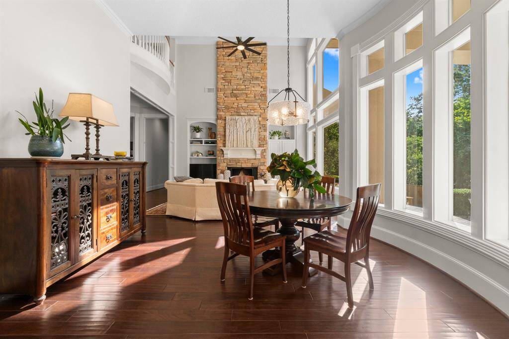 Beautiful breakfast room with bay windows