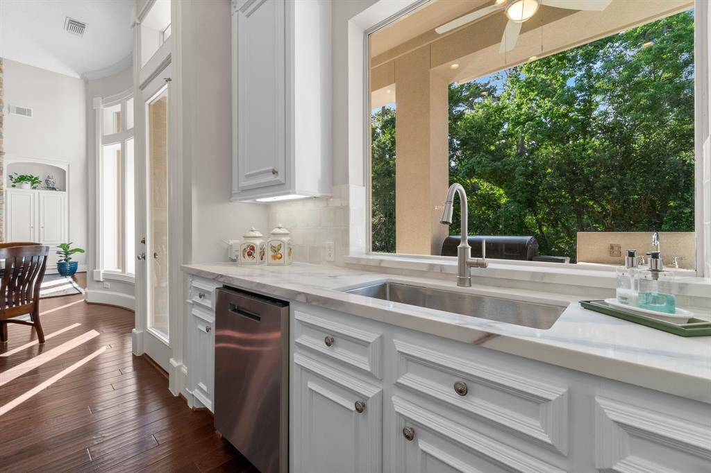 Deep farmhouse sink & undermount cabinet lighting