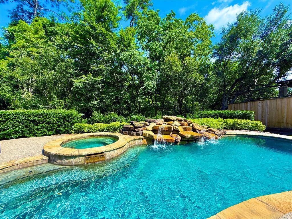 Beautiful custom pool & hot tub