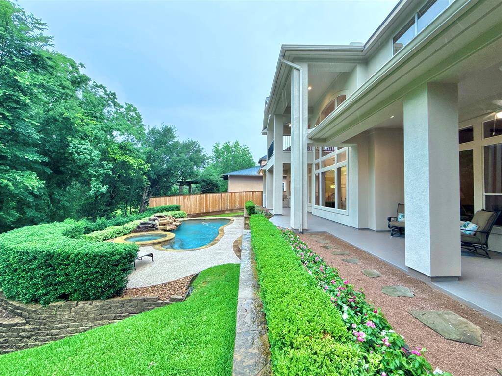 Lots of covered patios & porches here