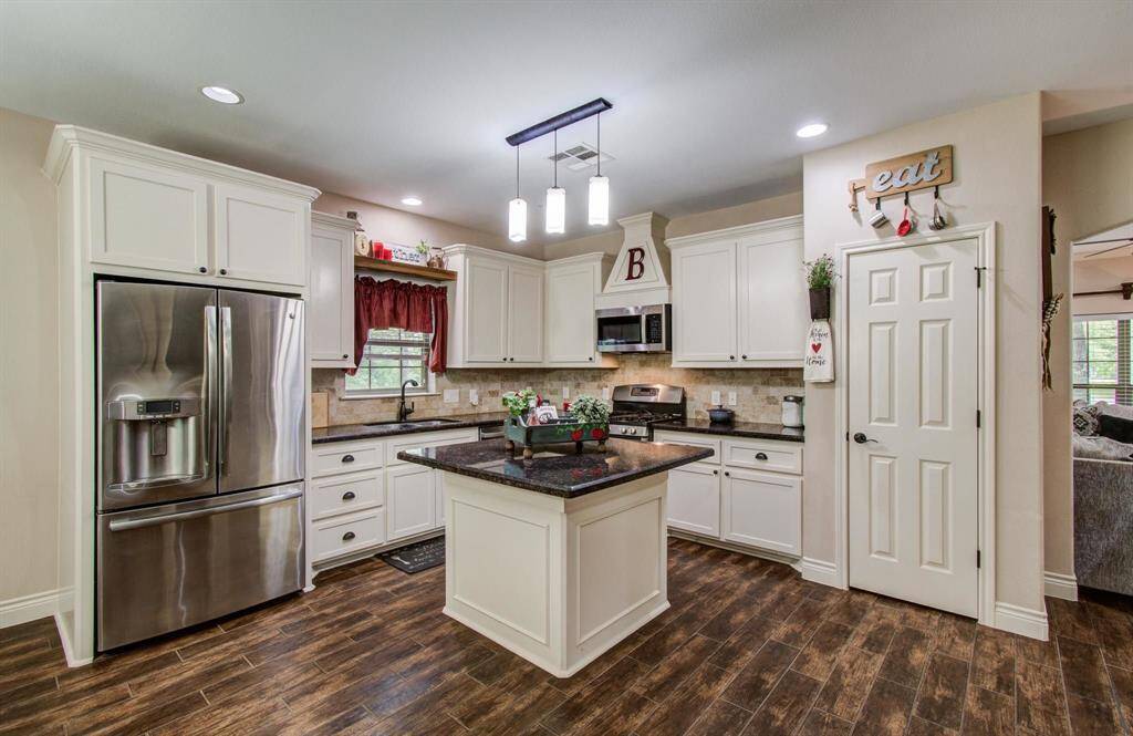The granite island kitchen is very spacious with generous amounts of countertop, great for a good culinary experience and entertaining.