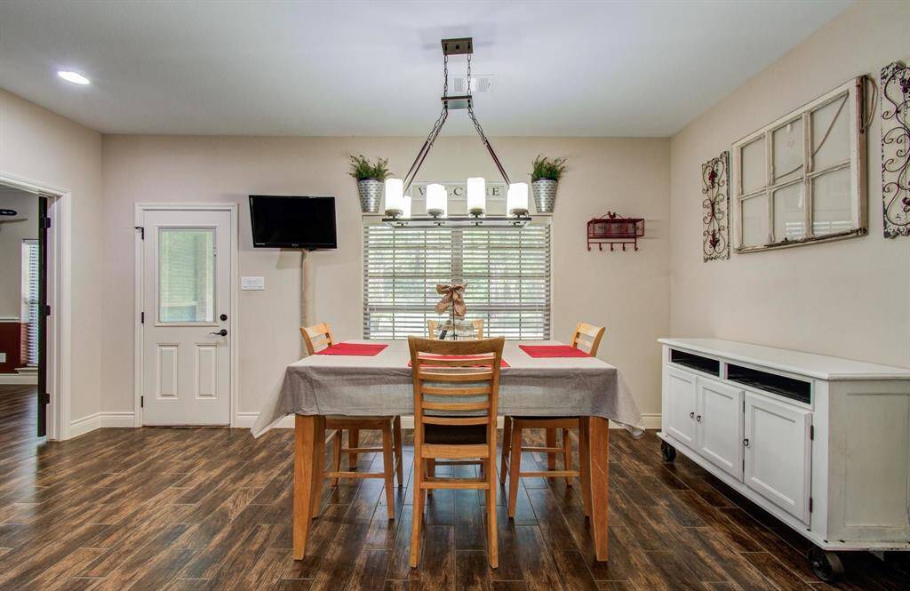 Great dining & entertaining.
